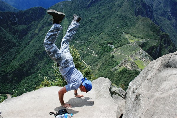 На руках пOn the top of Wina Picchu.,Inca Trail to Machu Picchu 